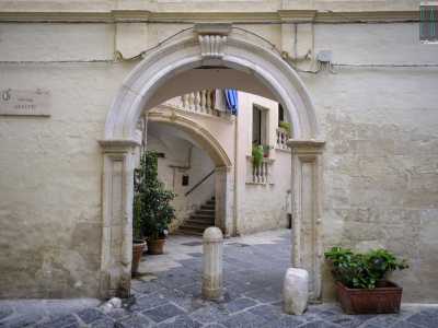 � il leggendario portone de iesse e trase (�esci ed entri�): chiamato cos� perch� un tempo venne chiuso dalla famiglia Zeuli per consentire l�accesso alla corte solo a chi ne avesse il loro permesso. Al centro del varco, poggiato su due colonne scalanate con mensola in chiave, si innalza un alto cippo in pietra